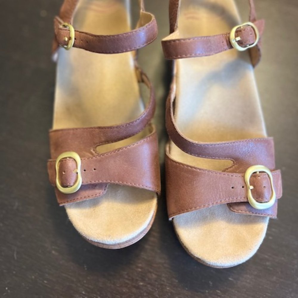 Dasnko Brown strappy sandal, 39
